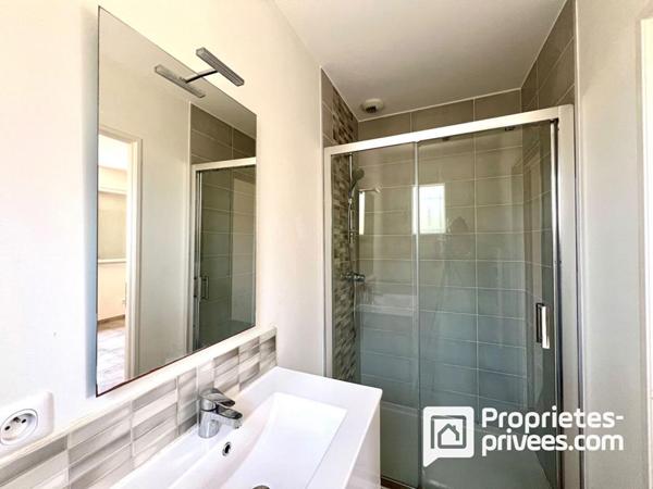 Maison récente avec jardin plat et garage