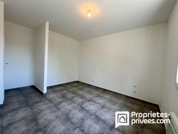 Maison récente avec jardin plat et garage