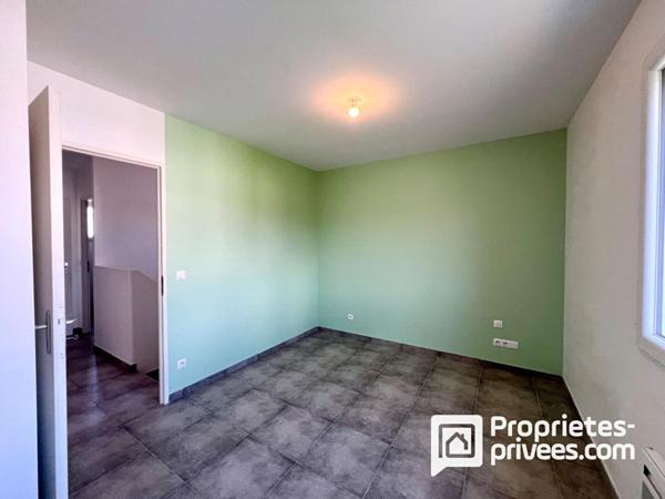 Maison récente avec jardin plat et garage