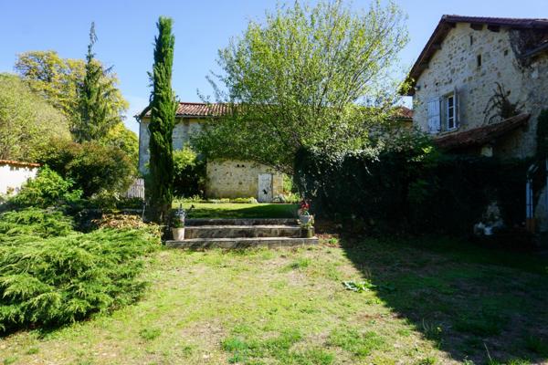 Charmant ensemble immobilier du XVIIIe siècle niché au coeur de la vallée du Bandiat.
