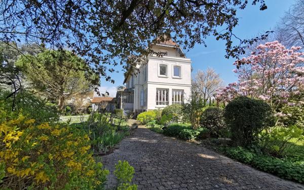 Maison à vendre    9 pièces • 280 m2 Mandres-les-Roses