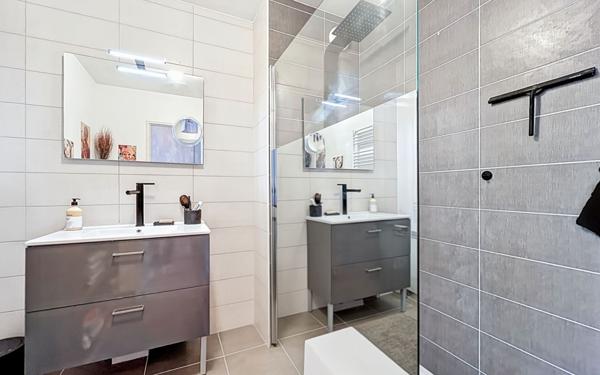 Appartement à vendre    2 pièces • 52,74 m2 Saint-Raphaël