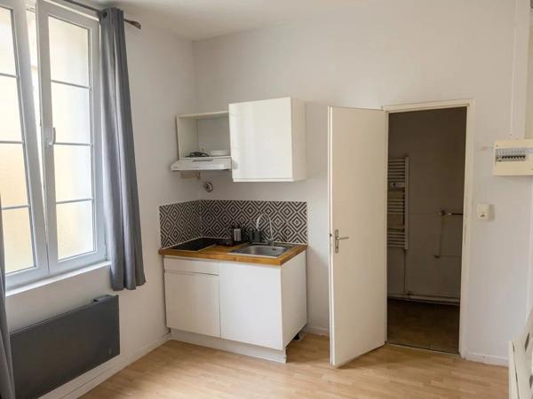 Location                                                      Appartement
                        
                     1 pièces                      13 m2                     à Niort