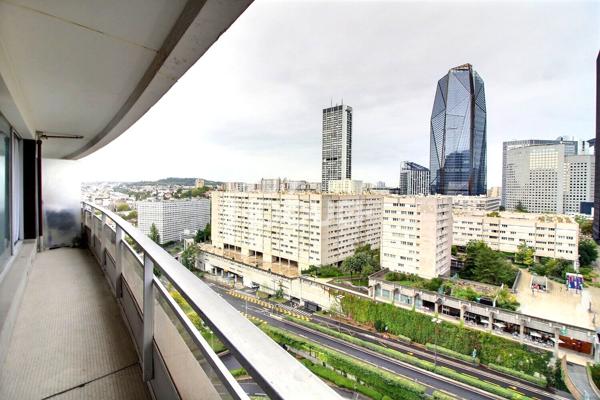 À vendre TOUR EVE : Appartement 2 pièces avec vue imprenable sur Puteaux ? vendu meublé