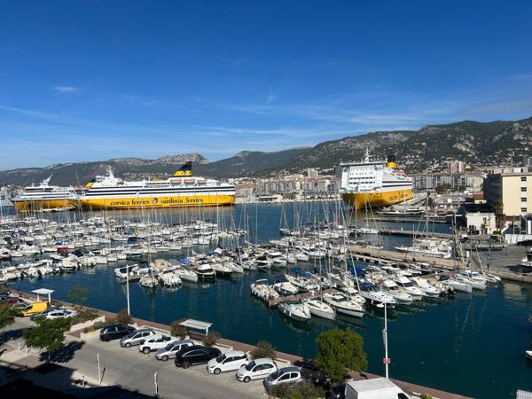 BELLE VUE MER  Appartement T3 80 m2 , spacieux et lumineux avec ascenseur, situé au port de plaisance, stationnement privatif possible