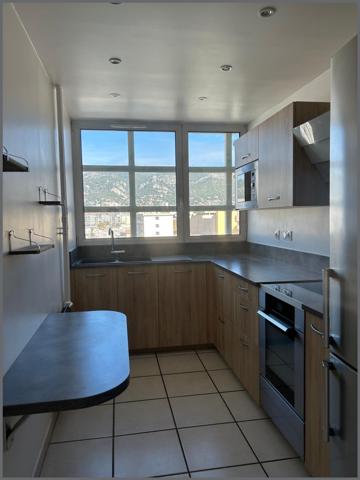 BELLE VUE MER  Appartement T3 80 m2 , spacieux et lumineux avec ascenseur, situé au port de plaisance, stationnement privatif possible