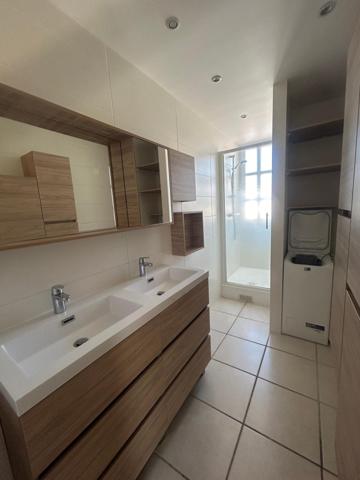 BELLE VUE MER  Appartement T3 80 m2 , spacieux et lumineux avec ascenseur, situé au port de plaisance, stationnement privatif possible