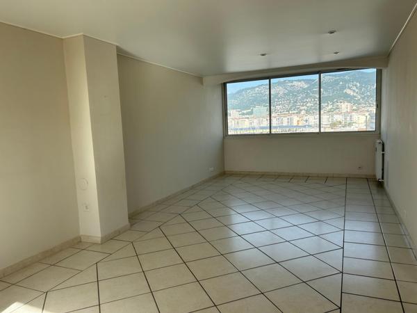 BELLE VUE MER  Appartement T3 80 m2 , spacieux et lumineux avec ascenseur, situé au port de plaisance, stationnement privatif possible