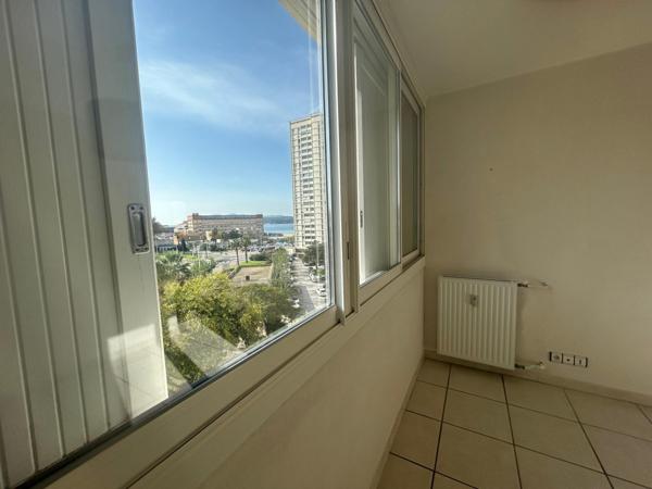 BELLE VUE MER  Appartement T3 80 m2 , spacieux et lumineux avec ascenseur, situé au port de plaisance, stationnement privatif possible