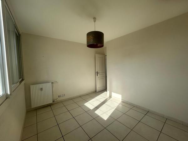 BELLE VUE MER  Appartement T3 80 m2 , spacieux et lumineux avec ascenseur, situé au port de plaisance, stationnement privatif possible