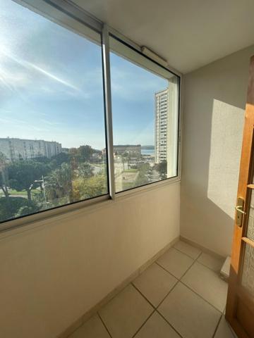 BELLE VUE MER  Appartement T3 80 m2 , spacieux et lumineux avec ascenseur, situé au port de plaisance, stationnement privatif possible