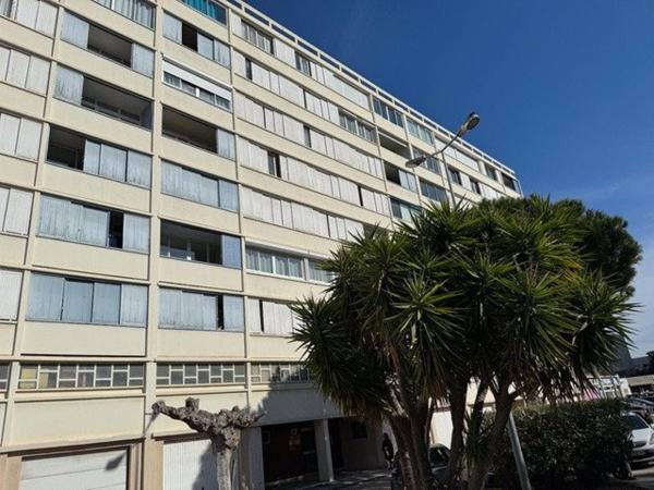 BELLE VUE MER  Appartement T3 80 m2 , spacieux et lumineux avec ascenseur, situé au port de plaisance, stationnement privatif possible