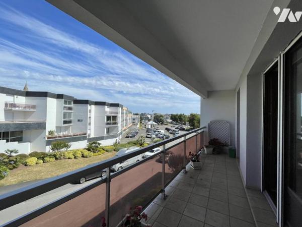 Appartement en plein bourg de Larmor Plage avec terrasse 