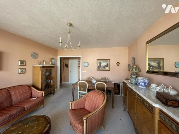 Appartement en plein bourg de Larmor Plage avec terrasse 