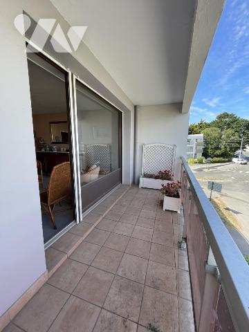 Appartement en plein bourg de Larmor Plage avec terrasse 