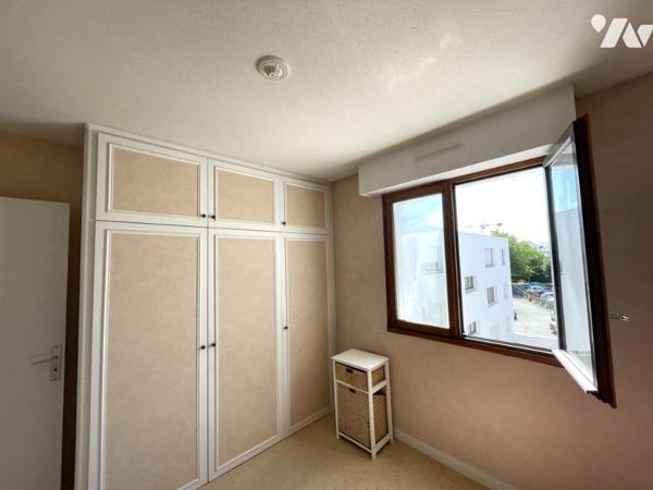 Appartement en plein bourg de Larmor Plage avec terrasse 