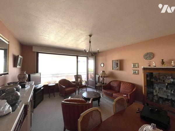 Appartement en plein bourg de Larmor Plage avec terrasse 