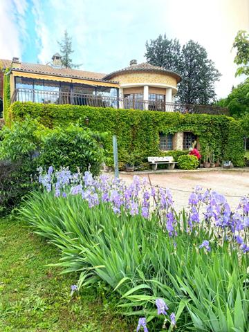 Vaison-la-Romaine (84110) A 5 min à pied du centre ville de Vaison-La-Romaine, bätisse de 300 m2 de surface totale sur un terrain de 120