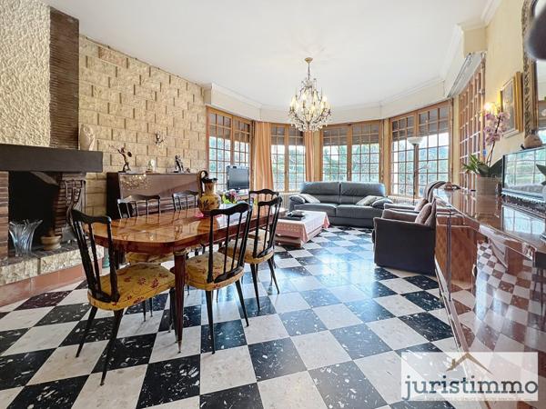 Vaison-la-Romaine (84110) A 5 min à pied du centre ville de Vaison-La-Romaine, bätisse de 300 m2 de surface totale sur un terrain de 120