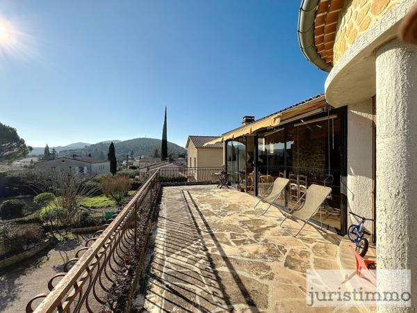 Vaison-la-Romaine (84110) A 5 min à pied du centre ville de Vaison-La-Romaine, bätisse de 300 m2 de surface totale sur un terrain de 120