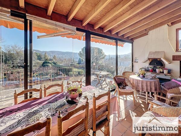 Vaison-la-Romaine (84110) A 5 min à pied du centre ville de Vaison-La-Romaine, bätisse de 300 m2 de surface totale sur un terrain de 120