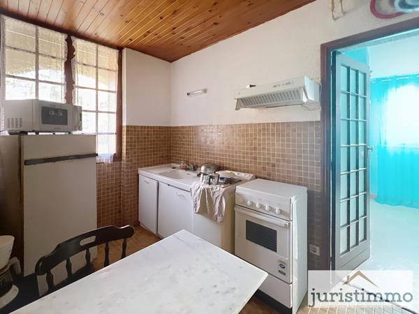 Vaison-la-Romaine (84110) A 5 min à pied du centre ville de Vaison-La-Romaine, bätisse de 300 m2 de surface totale sur un terrain de 120