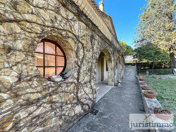 Vaison-la-Romaine (84110) A 5 min à pied du centre ville de Vaison-La-Romaine, bätisse de 300 m2 de surface totale sur un terrain de 120