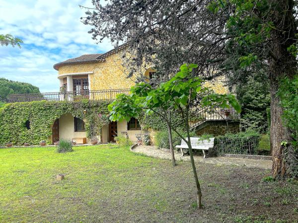 Vaison-la-Romaine (84110) A 5 min à pied du centre ville de Vaison-La-Romaine, bätisse de 300 m2 de surface totale sur un terrain de 120