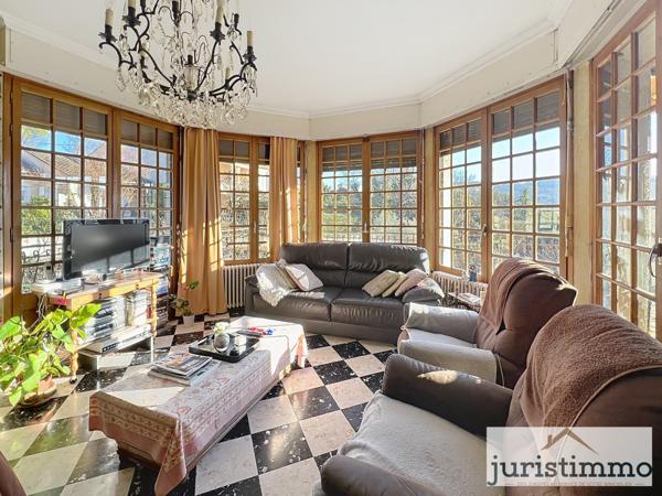 Vaison-la-Romaine (84110) A 5 min à pied du centre ville de Vaison-La-Romaine, bätisse de 300 m2 de surface totale sur un terrain de 120