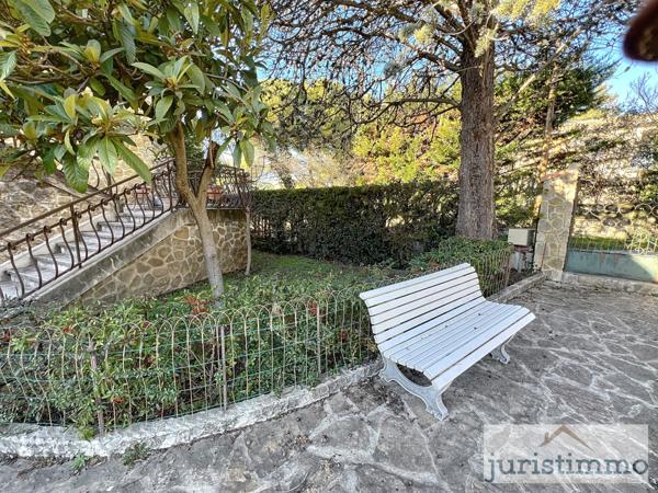 Vaison-la-Romaine (84110) A 5 min à pied du centre ville de Vaison-La-Romaine, bätisse de 300 m2 de surface totale sur un terrain de 120