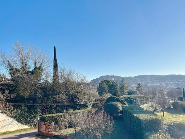 Vaison-la-Romaine (84110) A 5 min à pied du centre ville de Vaison-La-Romaine, bätisse de 300 m2 de surface totale sur un terrain de 120