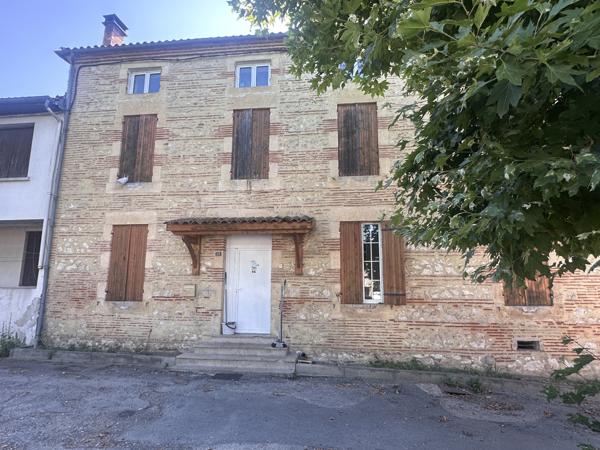 Sainte-Livrade-sur-Lot (47110) Sainte-Livrade-sur-lot, grande maison de village en pierre avec beau potentiel + garage et terrasse