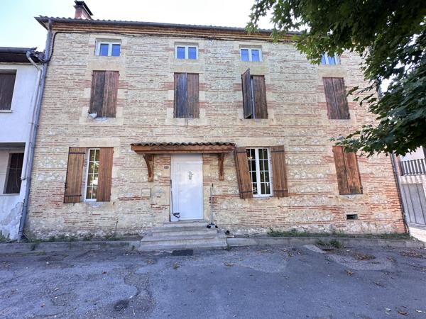 Sainte-Livrade-sur-Lot (47110) Sainte-Livrade-sur-lot, grande maison de village en pierre avec beau potentiel + garage et terrasse