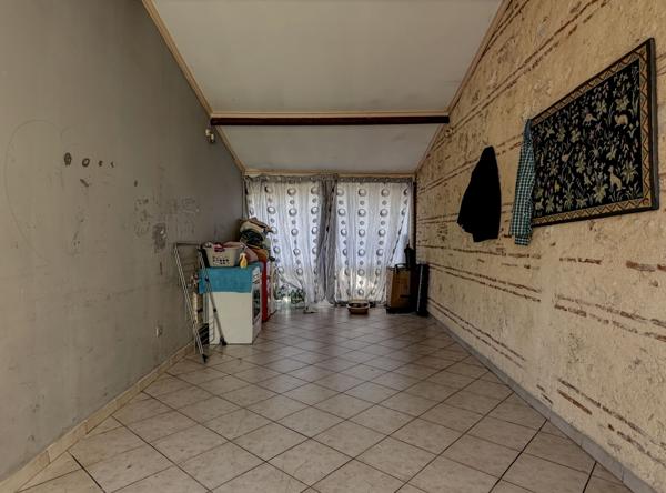 Sainte-Livrade-sur-Lot (47110) Sainte-Livrade-sur-lot, grande maison de village en pierre avec beau potentiel + garage et terrasse