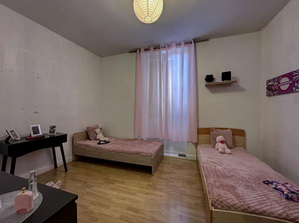 Sainte-Livrade-sur-Lot (47110) Sainte-Livrade-sur-lot, grande maison de village en pierre avec beau potentiel + garage et terrasse