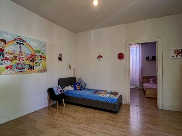 Sainte-Livrade-sur-Lot (47110) Sainte-Livrade-sur-lot, grande maison de village en pierre avec beau potentiel + garage et terrasse