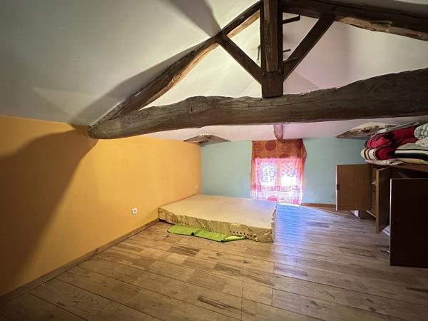 Sainte-Livrade-sur-Lot (47110) Sainte-Livrade-sur-lot, grande maison de village en pierre avec beau potentiel + garage et terrasse