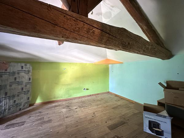 Sainte-Livrade-sur-Lot (47110) Sainte-Livrade-sur-lot, grande maison de village en pierre avec beau potentiel + garage et terrasse