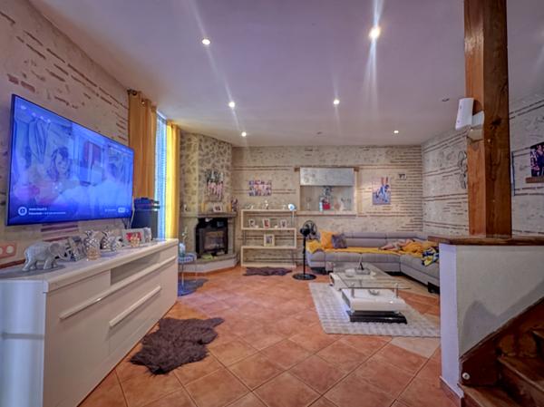 Sainte-Livrade-sur-Lot (47110) Sainte-Livrade-sur-lot, grande maison de village en pierre avec beau potentiel + garage et terrasse