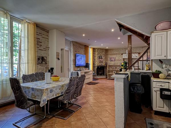 Sainte-Livrade-sur-Lot (47110) Sainte-Livrade-sur-lot, grande maison de village en pierre avec beau potentiel + garage et terrasse