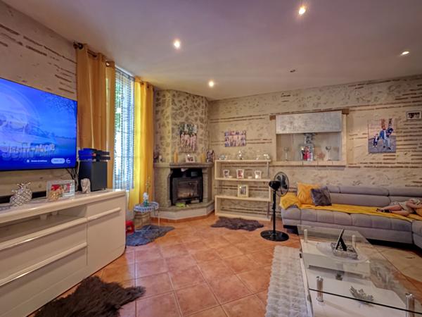 Sainte-Livrade-sur-Lot (47110) Sainte-Livrade-sur-lot, grande maison de village en pierre avec beau potentiel + garage et terrasse