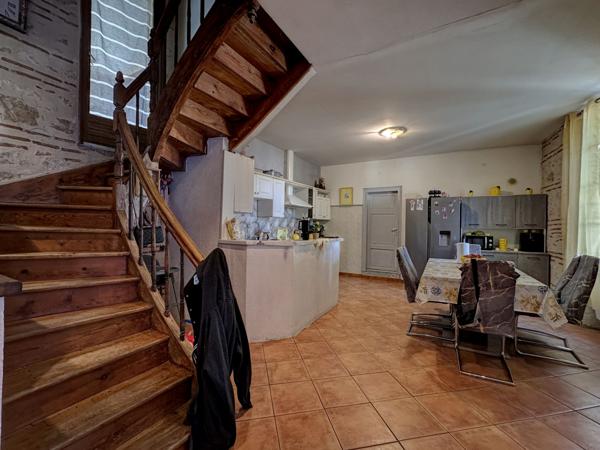 Sainte-Livrade-sur-Lot (47110) Sainte-Livrade-sur-lot, grande maison de village en pierre avec beau potentiel + garage et terrasse