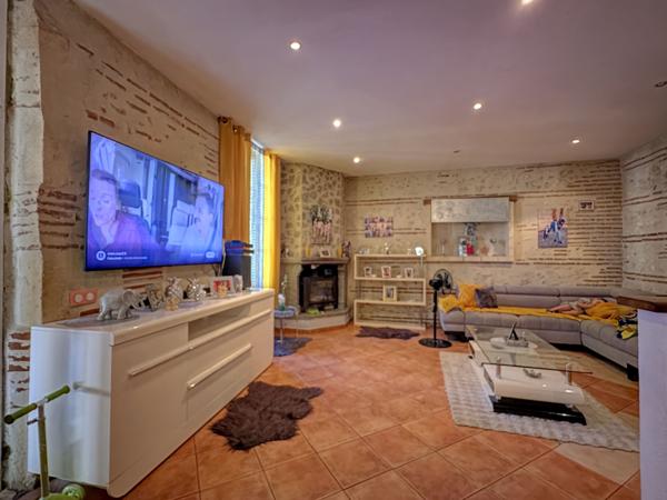 Sainte-Livrade-sur-Lot (47110) Sainte-Livrade-sur-lot, grande maison de village en pierre avec beau potentiel + garage et terrasse