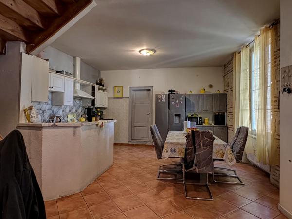 Sainte-Livrade-sur-Lot (47110) Sainte-Livrade-sur-lot, grande maison de village en pierre avec beau potentiel + garage et terrasse