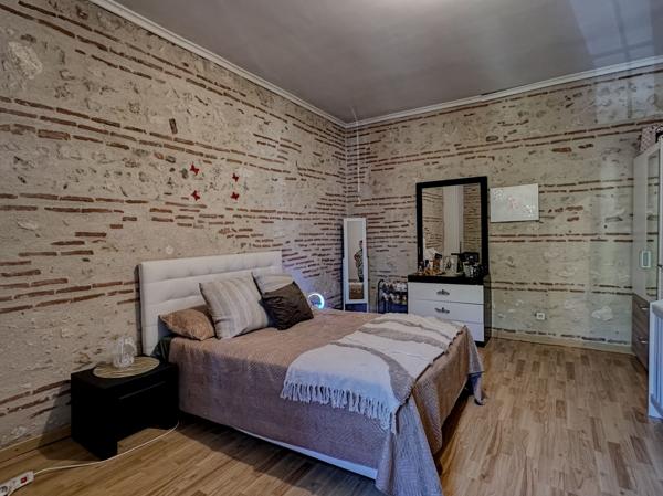 Sainte-Livrade-sur-Lot (47110) Sainte-Livrade-sur-lot, grande maison de village en pierre avec beau potentiel + garage et terrasse