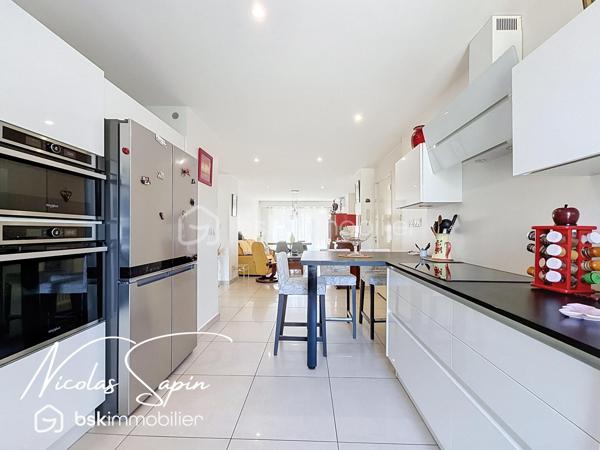 Grenoble 34 rue Gay Lussac, en Exclusivité avec Nicolas SAPIN(ei)
Venez découvrir ce bel appartement niché au 3ème étage sur 6 avec ascenseur.
Vous saurez apprécier la rénovation complète avec des matériaux de qualité.
Vous disposerez d'une spacieuse pièce de vie climatisée, avec cuisine entièrement équipée donnant accès à deux balcons (Nord /Sud).
Egalement deux grandes chambres avec placards dont une climatisée, une salle d'eau et un toilette séparée.
Pour votre confort: double vitrage, volets électriques, cuisine SCHMIDT, double balcon.
Une cave complète ce bien.
Un garage est possible en supplément au prix de 20 000€.