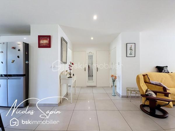 Grenoble 34 rue Gay Lussac, en Exclusivité avec Nicolas SAPIN(ei)
Venez découvrir ce bel appartement niché au 3ème étage sur 6 avec ascenseur.
Vous saurez apprécier la rénovation complète avec des matériaux de qualité.
Vous disposerez d'une spacieuse pièce de vie climatisée, avec cuisine entièrement équipée donnant accès à deux balcons (Nord /Sud).
Egalement deux grandes chambres avec placards dont une climatisée, une salle d'eau et un toilette séparée.
Pour votre confort: double vitrage, volets électriques, cuisine SCHMIDT, double balcon.
Une cave complète ce bien.
Un garage est possible en supplément au prix de 20 000€.