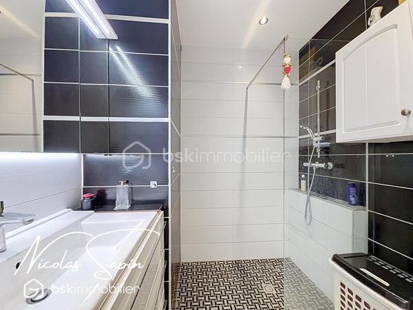 Grenoble 34 rue Gay Lussac, en Exclusivité avec Nicolas SAPIN(ei)
Venez découvrir ce bel appartement niché au 3ème étage sur 6 avec ascenseur.
Vous saurez apprécier la rénovation complète avec des matériaux de qualité.
Vous disposerez d'une spacieuse pièce de vie climatisée, avec cuisine entièrement équipée donnant accès à deux balcons (Nord /Sud).
Egalement deux grandes chambres avec placards dont une climatisée, une salle d'eau et un toilette séparée.
Pour votre confort: double vitrage, volets électriques, cuisine SCHMIDT, double balcon.
Une cave complète ce bien.
Un garage est possible en supplément au prix de 20 000€.