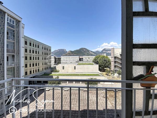 Grenoble 34 rue Gay Lussac, en Exclusivité avec Nicolas SAPIN(ei)
Venez découvrir ce bel appartement niché au 3ème étage sur 6 avec ascenseur.
Vous saurez apprécier la rénovation complète avec des matériaux de qualité.
Vous disposerez d'une spacieuse pièce de vie climatisée, avec cuisine entièrement équipée donnant accès à deux balcons (Nord /Sud).
Egalement deux grandes chambres avec placards dont une climatisée, une salle d'eau et un toilette séparée.
Pour votre confort: double vitrage, volets électriques, cuisine SCHMIDT, double balcon.
Une cave complète ce bien.
Un garage est possible en supplément au prix de 20 000€.