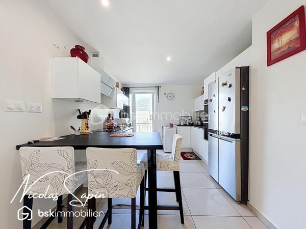 Grenoble 34 rue Gay Lussac, en Exclusivité avec Nicolas SAPIN(ei)
Venez découvrir ce bel appartement niché au 3ème étage sur 6 avec ascenseur.
Vous saurez apprécier la rénovation complète avec des matériaux de qualité.
Vous disposerez d'une spacieuse pièce de vie climatisée, avec cuisine entièrement équipée donnant accès à deux balcons (Nord /Sud).
Egalement deux grandes chambres avec placards dont une climatisée, une salle d'eau et un toilette séparée.
Pour votre confort: double vitrage, volets électriques, cuisine SCHMIDT, double balcon.
Une cave complète ce bien.
Un garage est possible en supplément au prix de 20 000€.